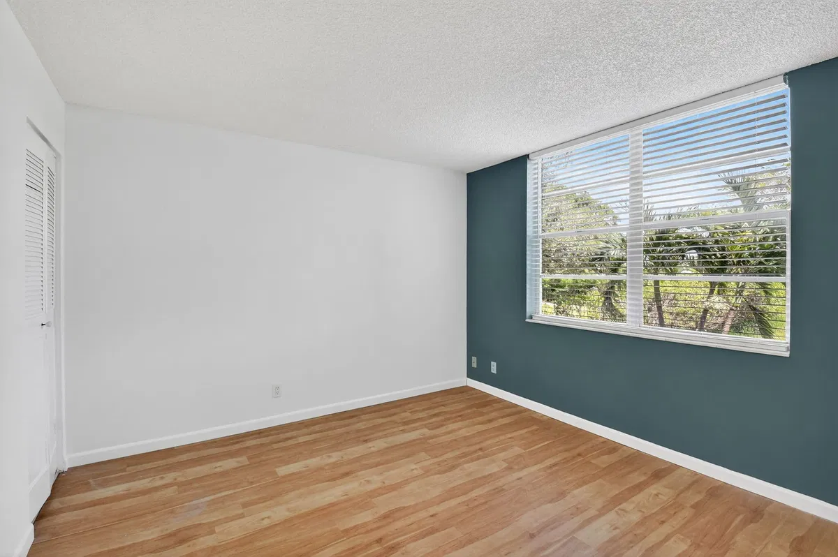 Unit 220 photo 22