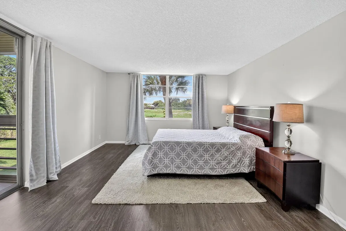 Unit 220 photo 31