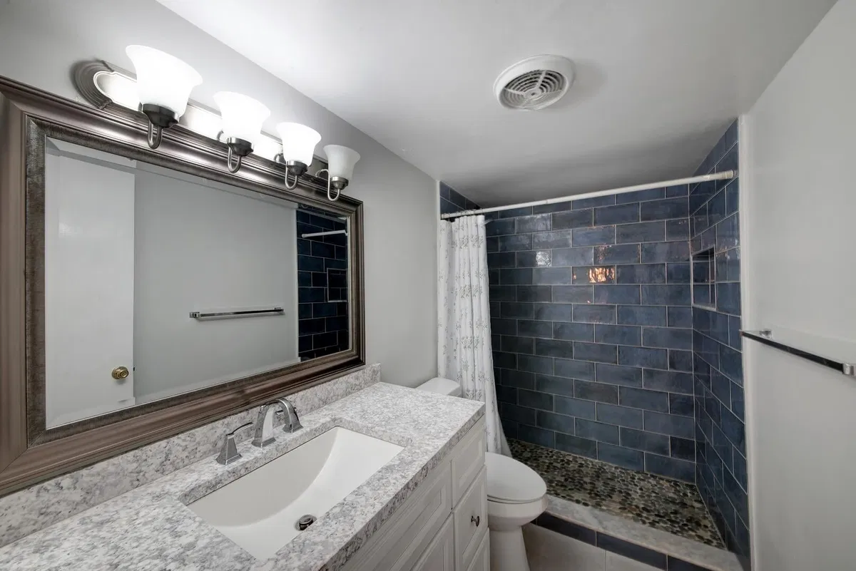 Unit 109 photo 16