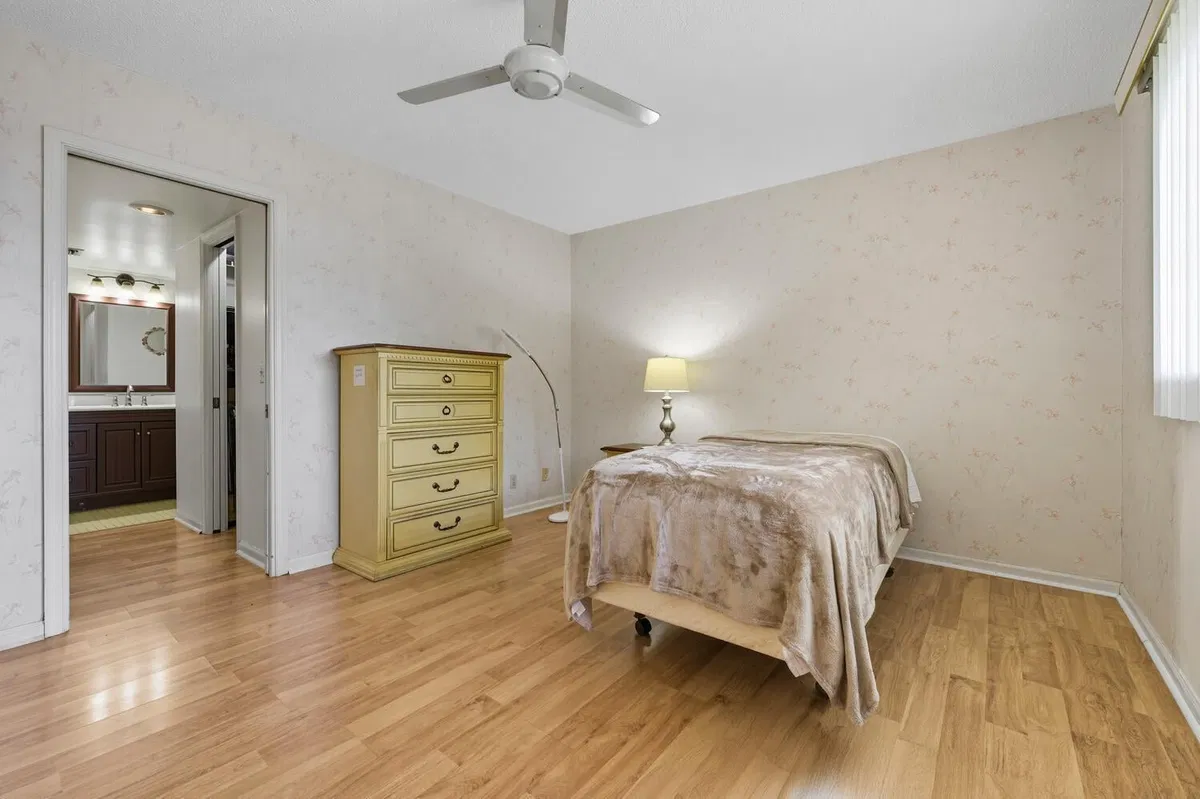 Unit 14 photo 10