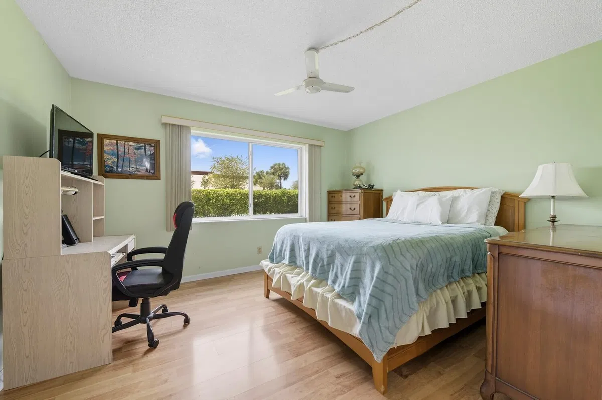 Unit 14 photo 19