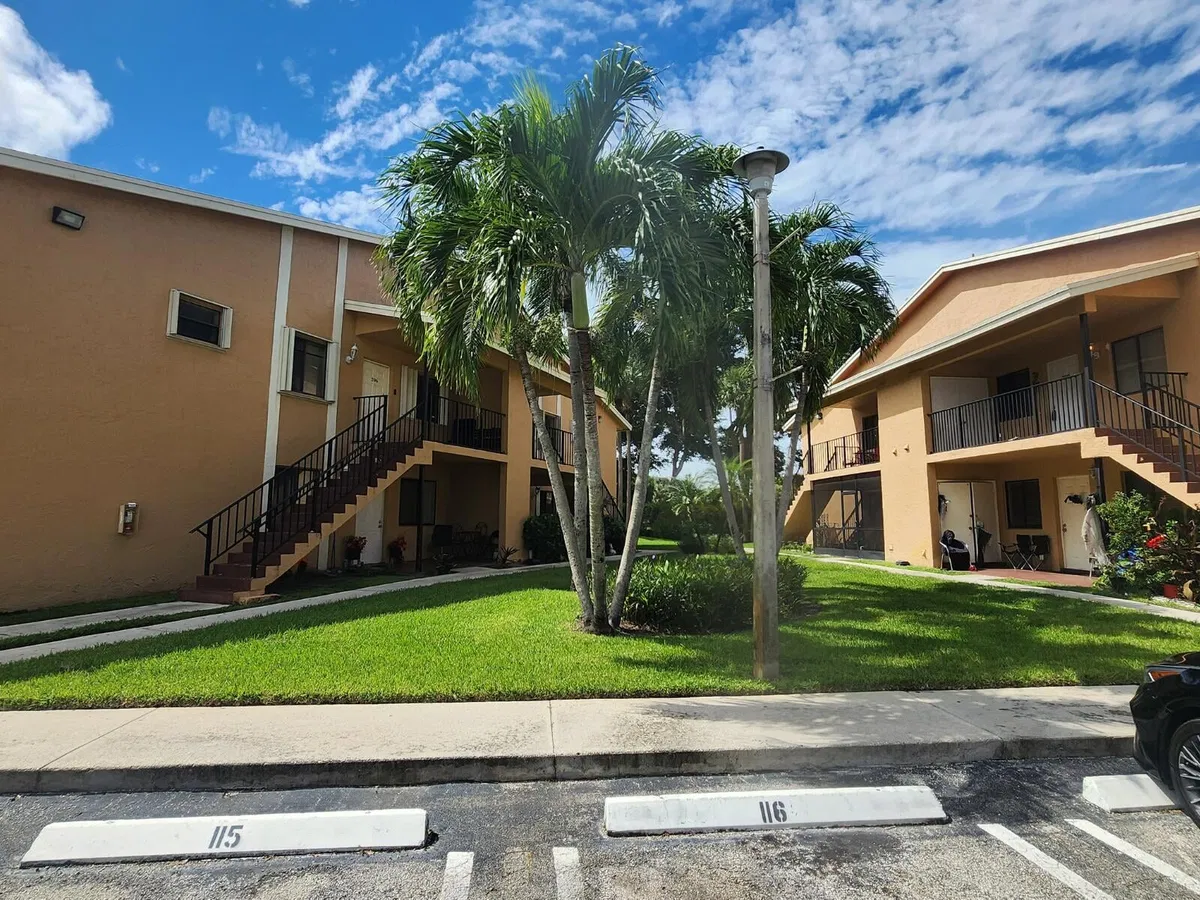 Unit 208 photo 16