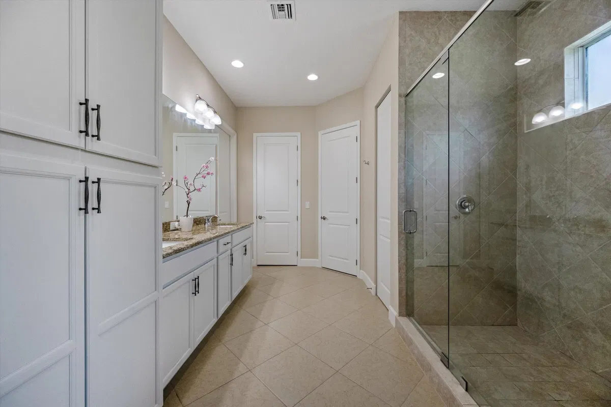  Residence photo 34