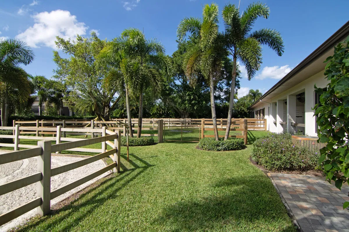 Saddle Trail Park Residence photo 19