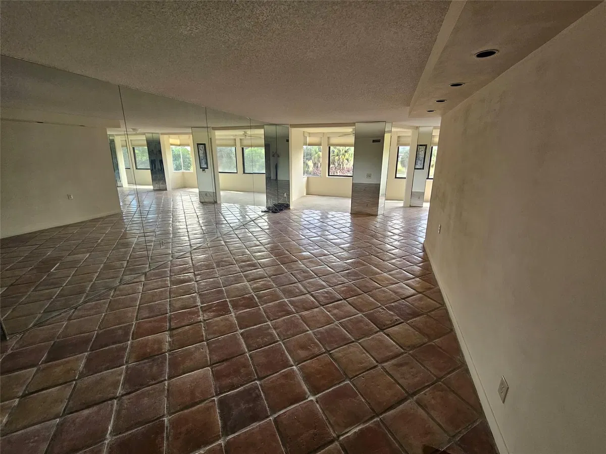 Unit 303 photo 4