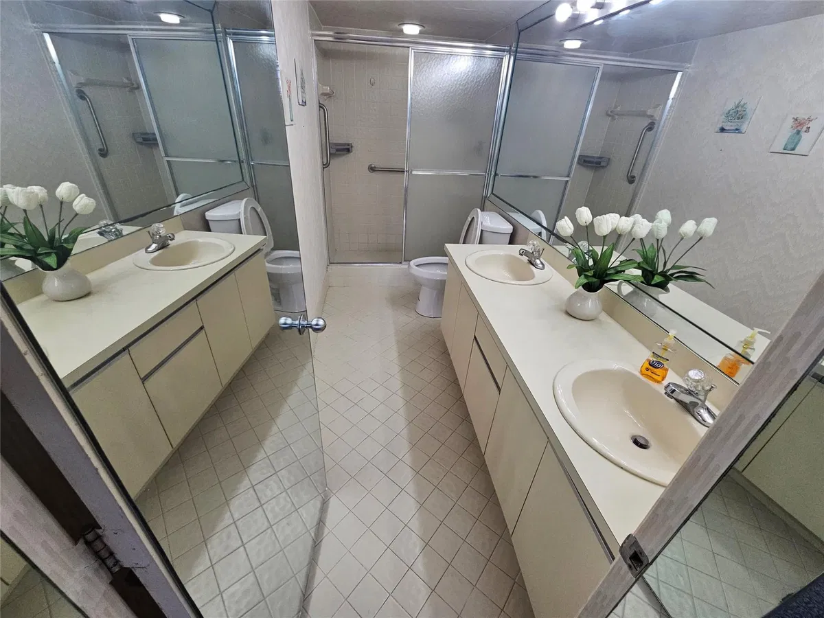 Unit 303 photo 10