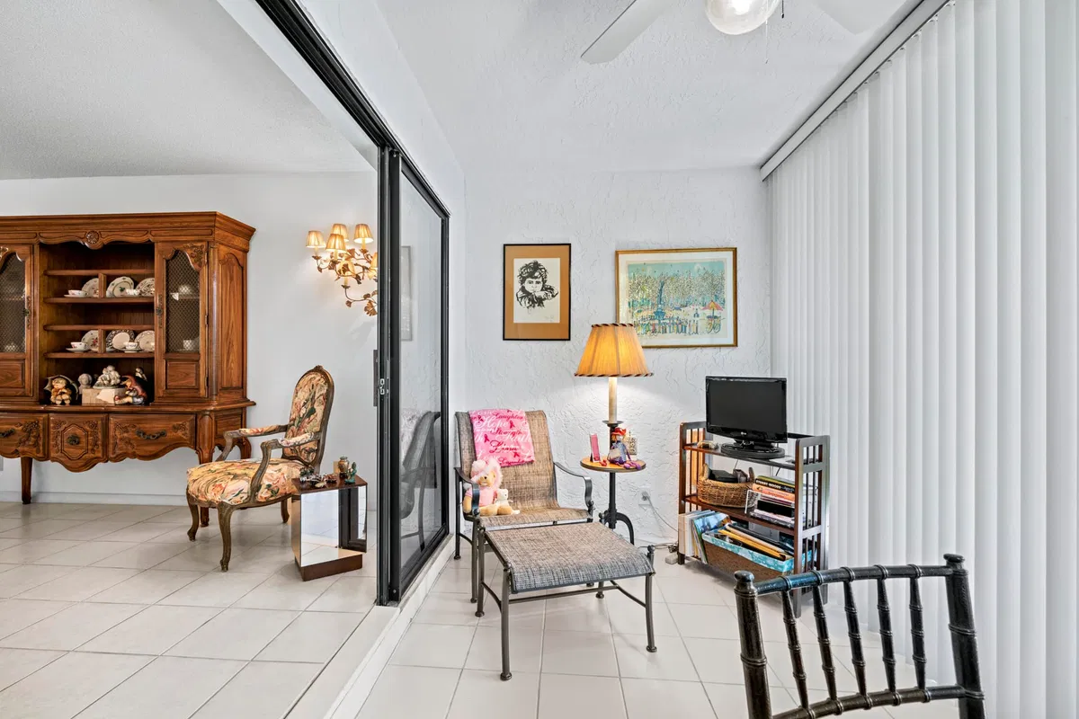 Unit 512 photo 16