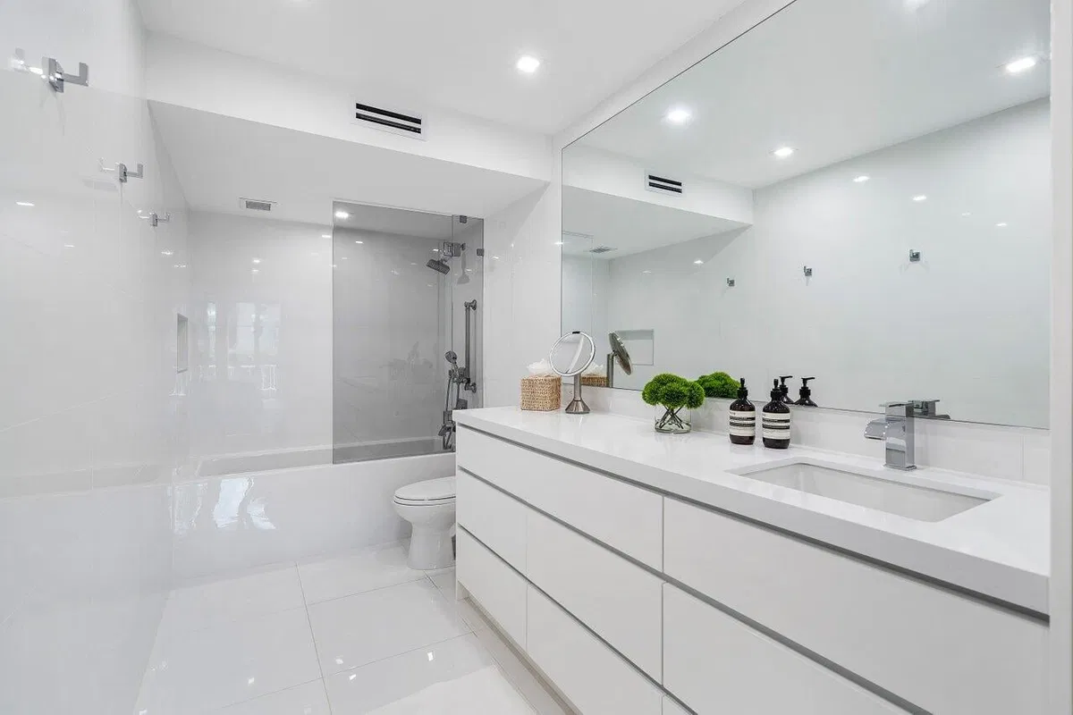 Winthrop House Condos Unit 220 photo 10