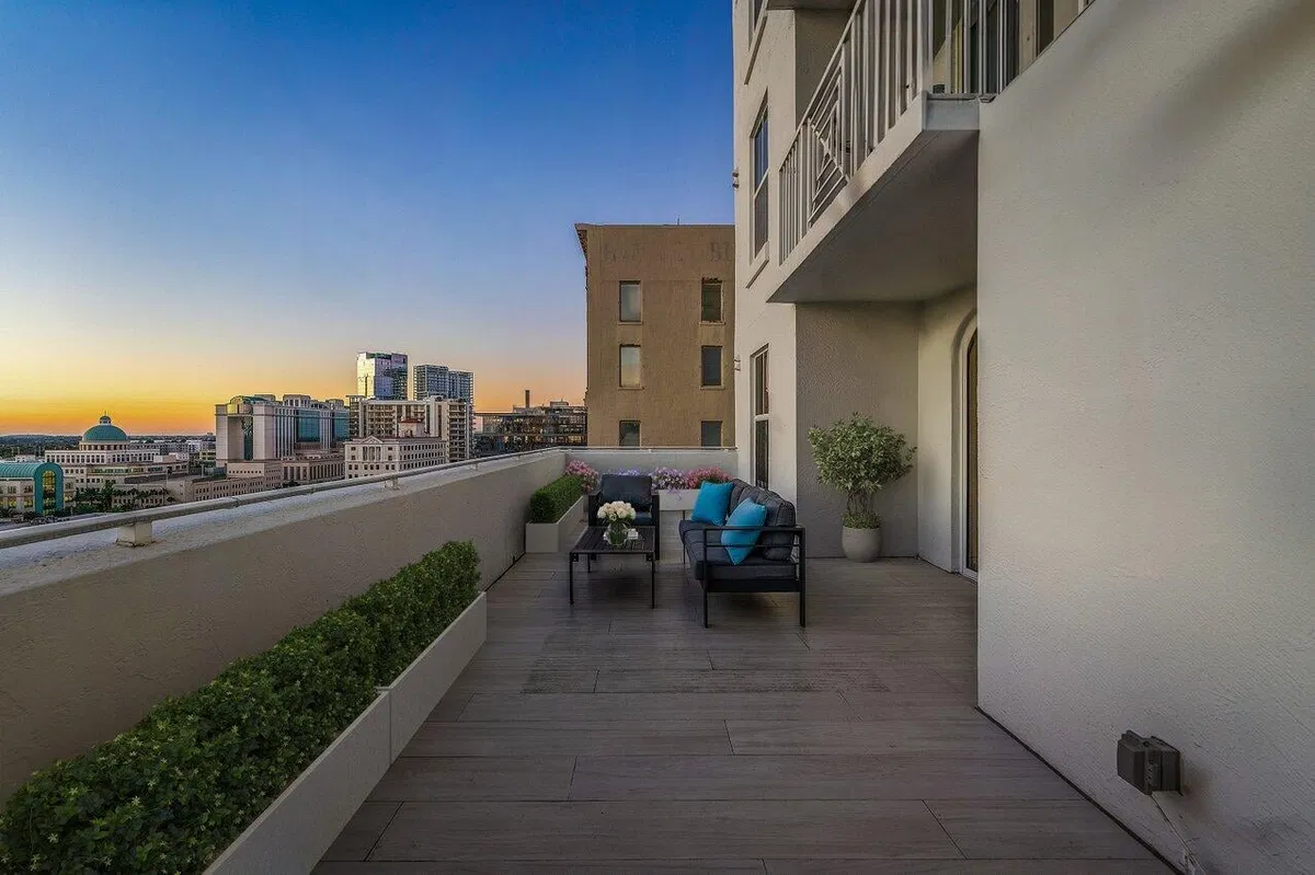 The Strand Unit 1115 photo 25