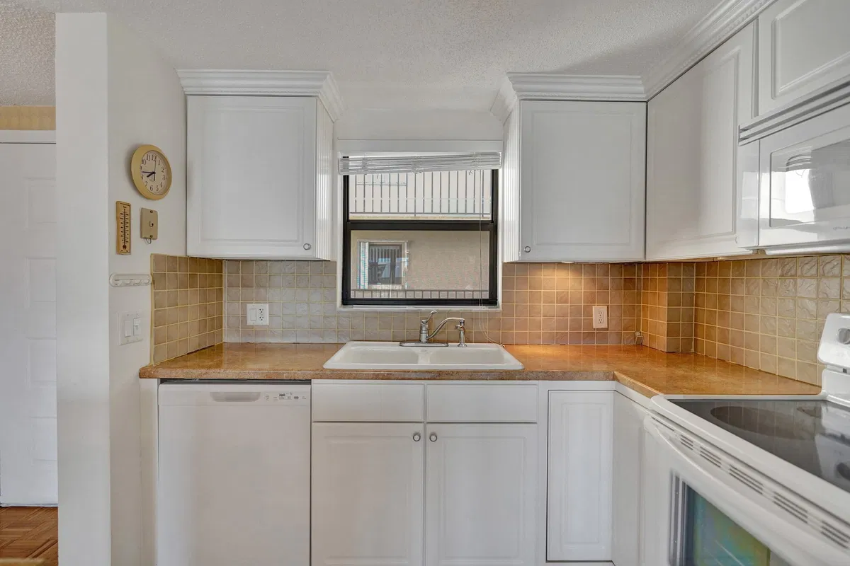 Unit 410 photo 10