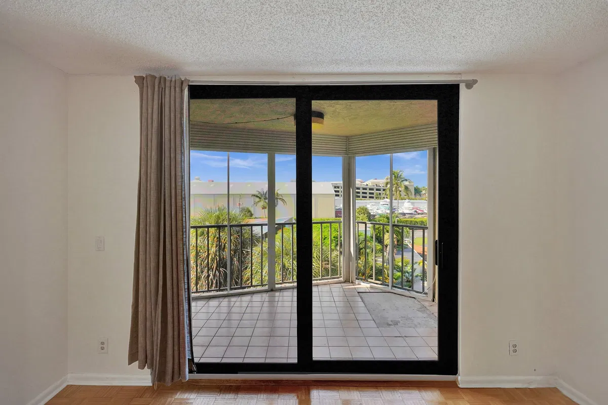 Unit 410 photo 16