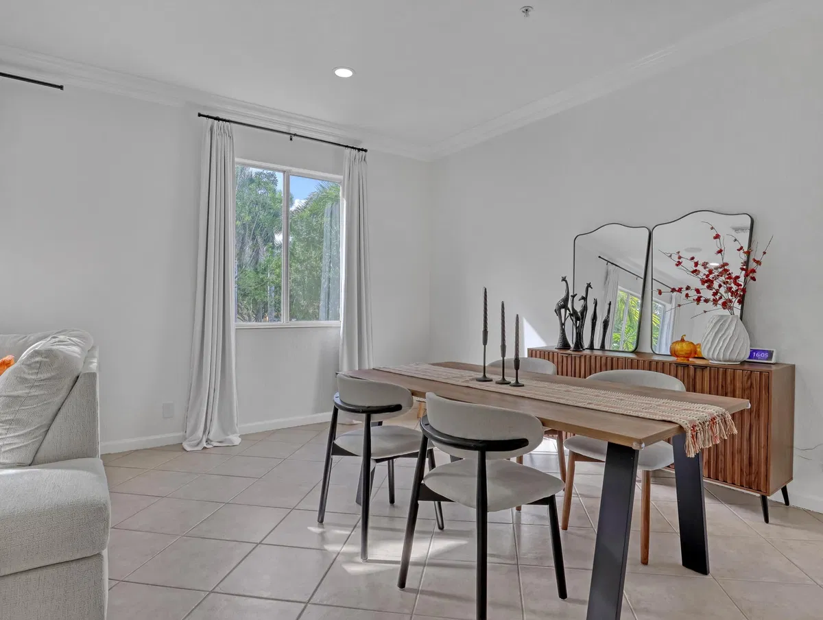 Residence photo 16