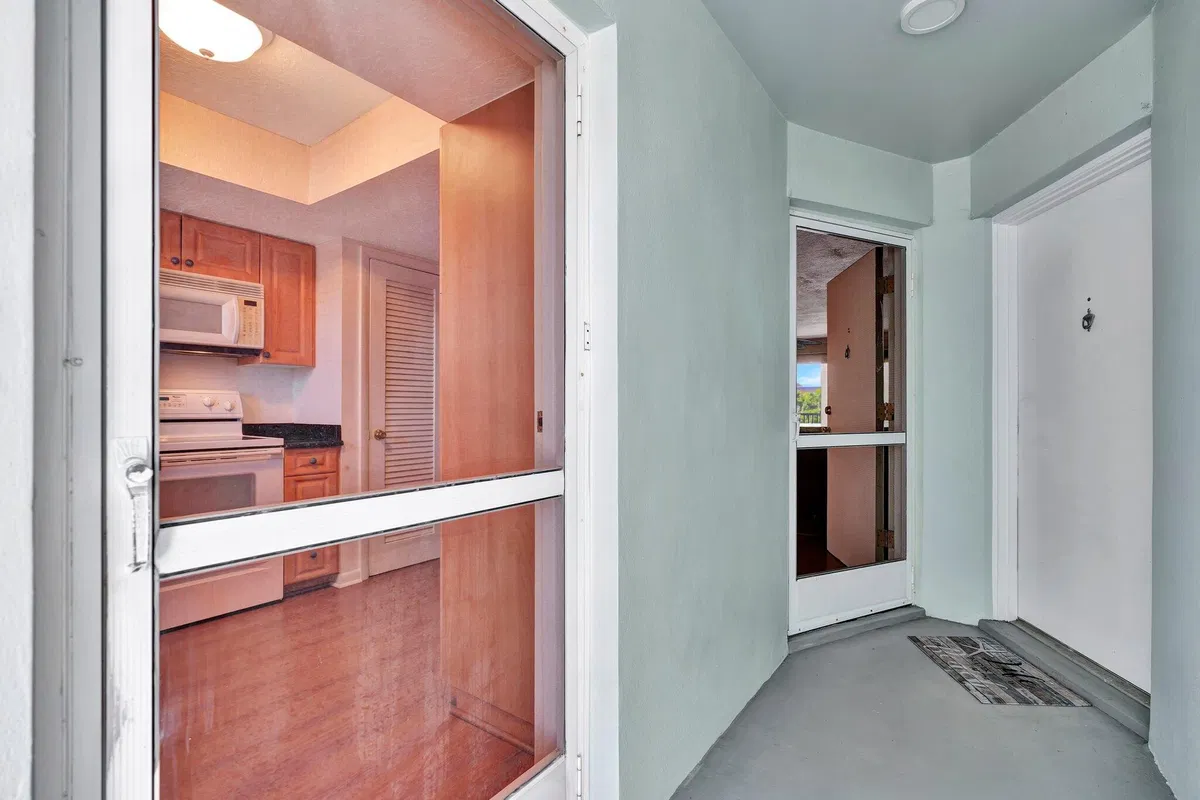 Unit 211 photo 4