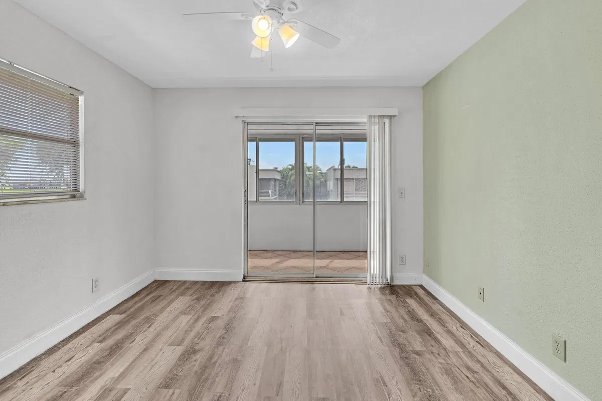 Unit H photo 19