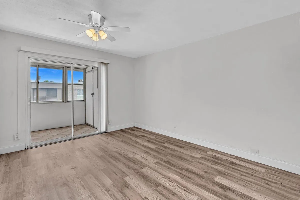 Unit H photo 22