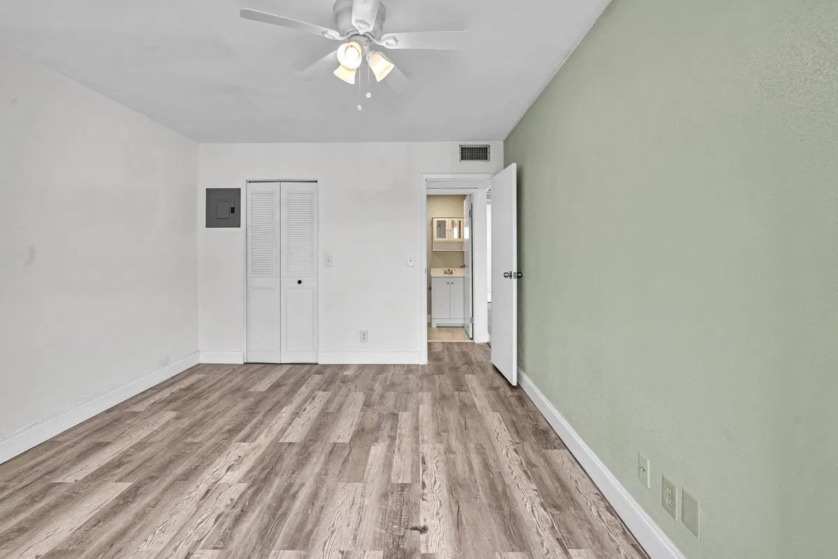 Unit H photo 25