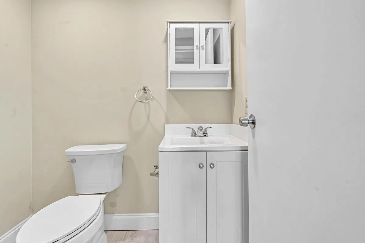 Unit H photo 31