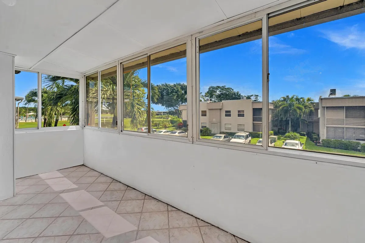 Unit H photo 34