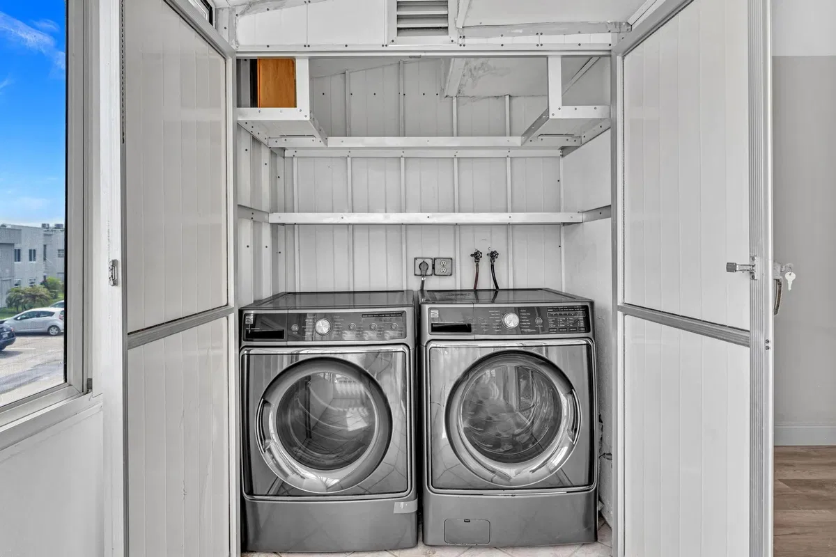 Unit H photo 37