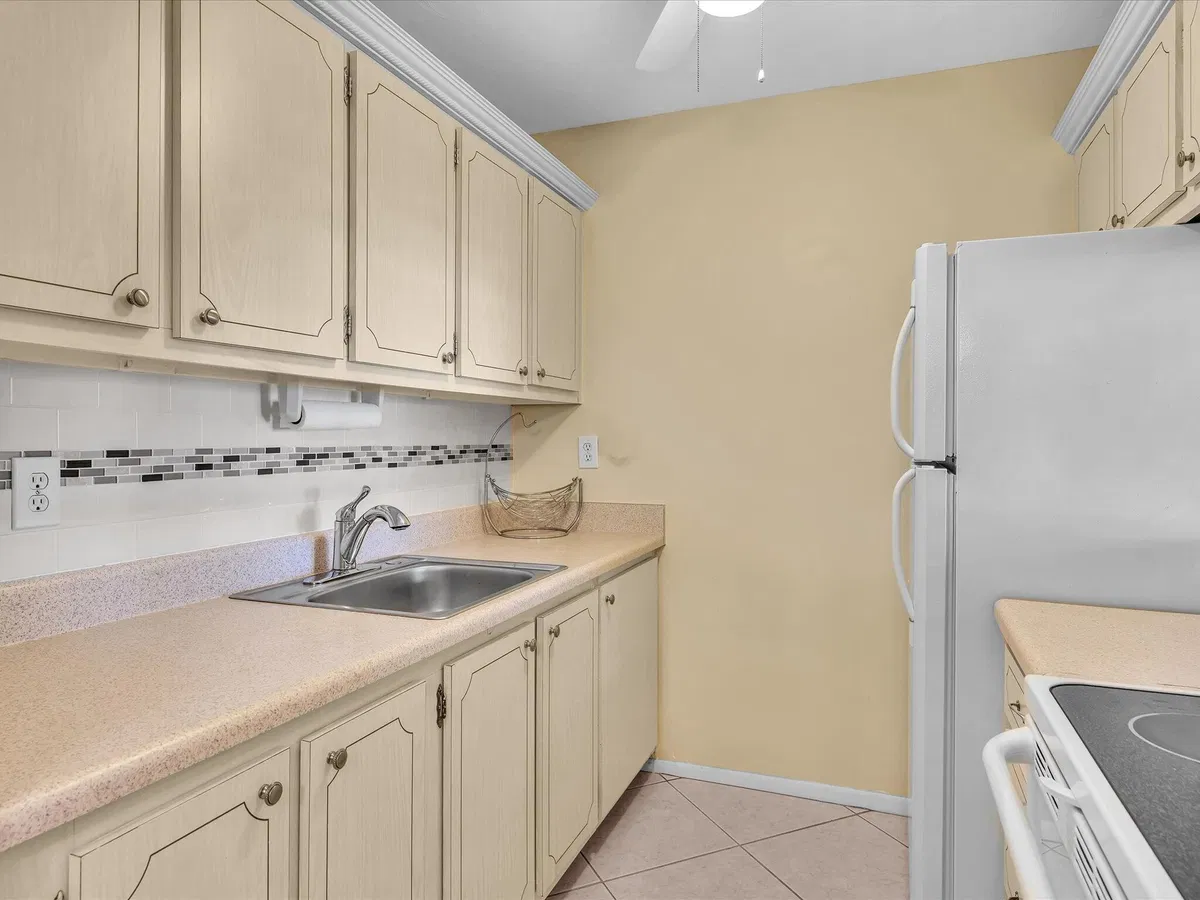  Unit 0190 photo 13