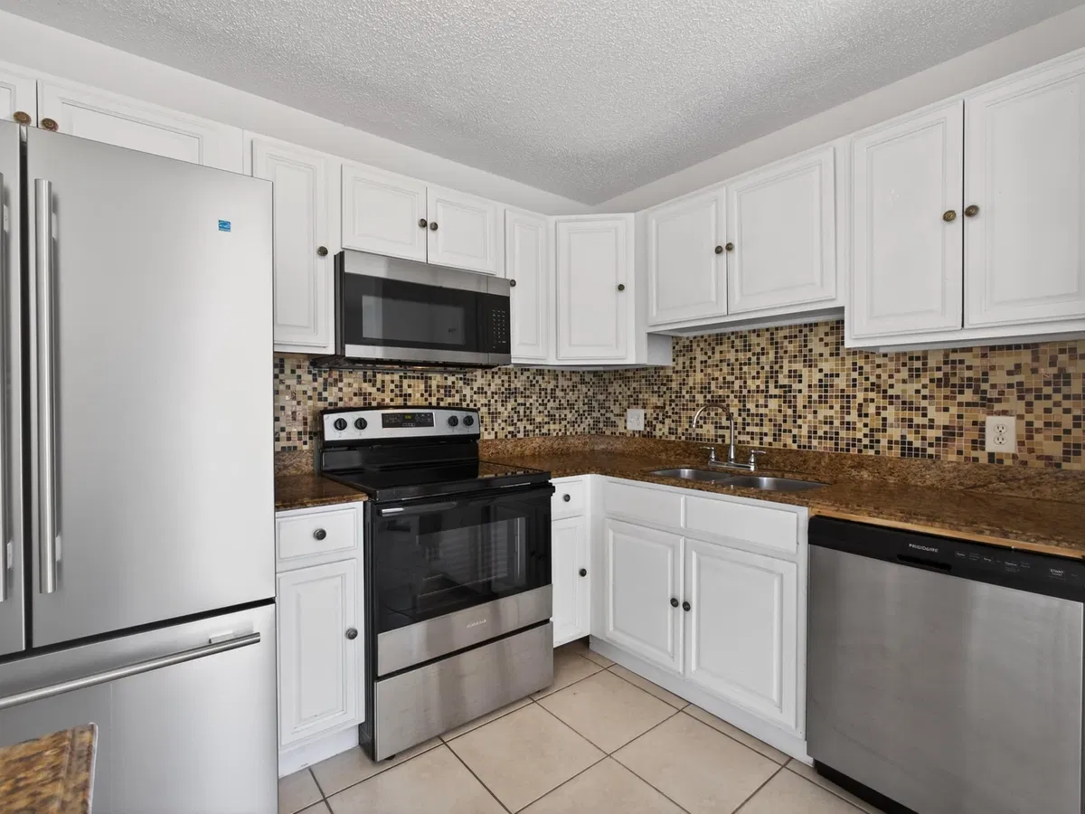 Residence photo 16