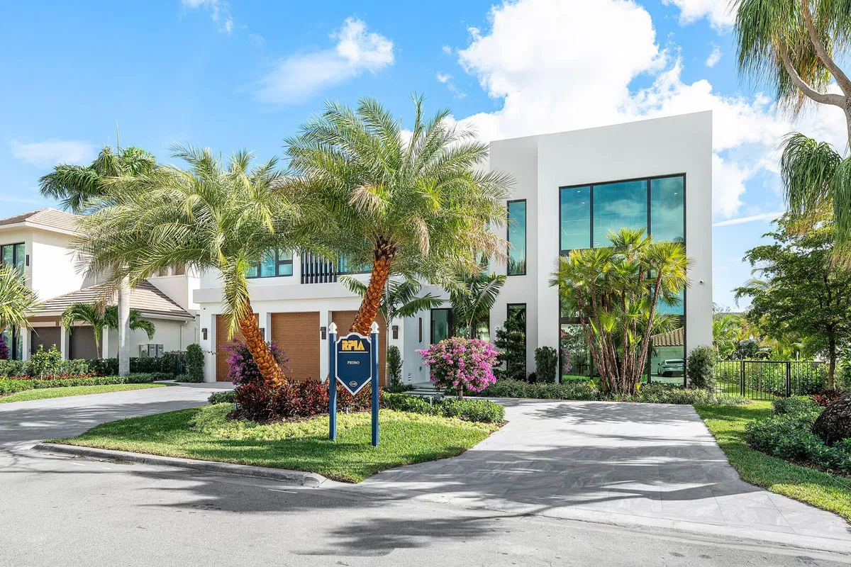 Royal Palm Yacht and Country Club Residence photo 4