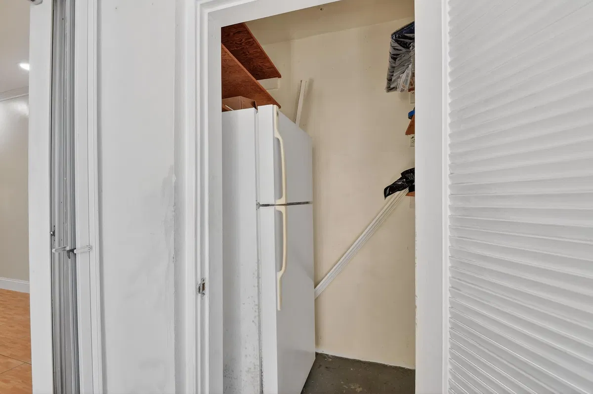  Unit B photo 31