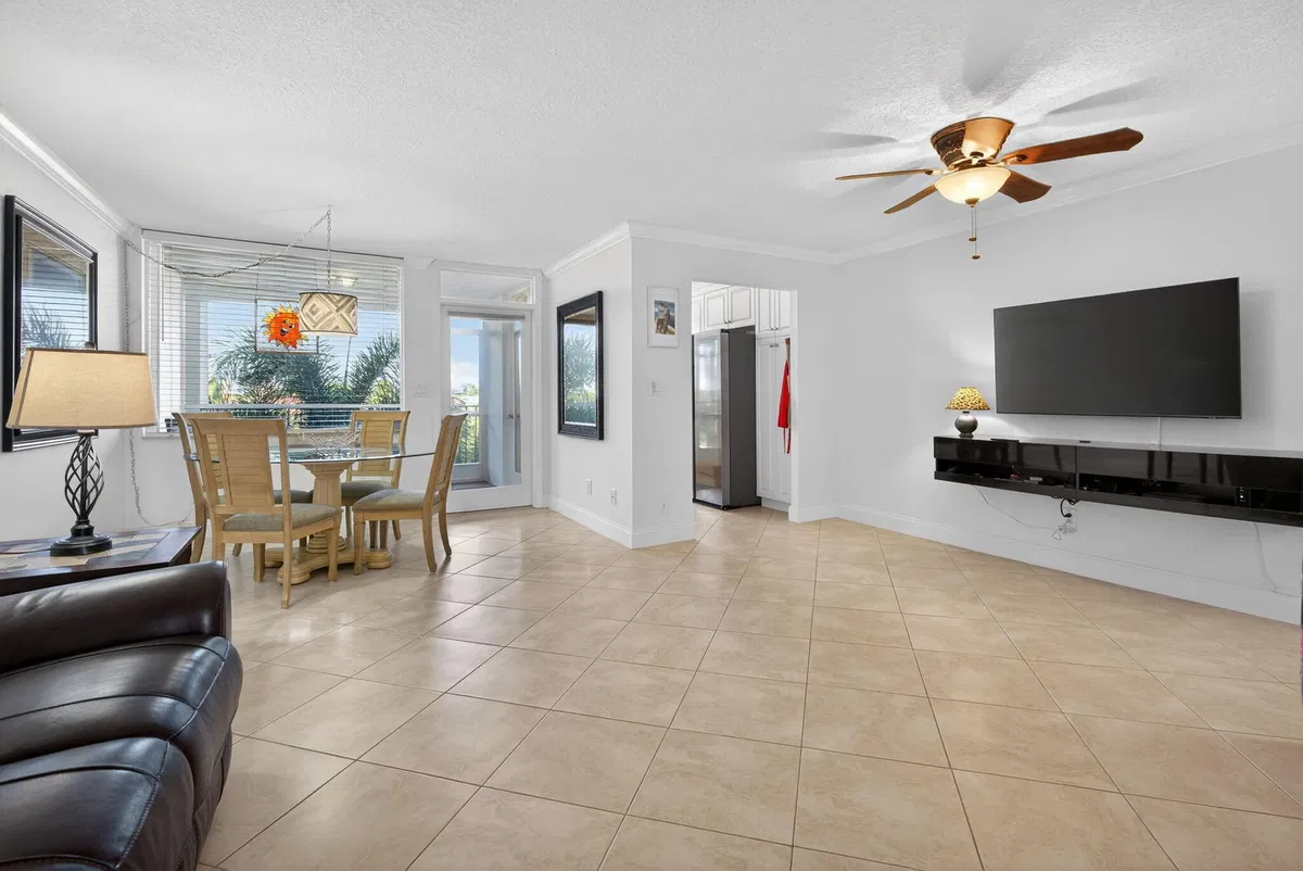 Unit 409 photo 13