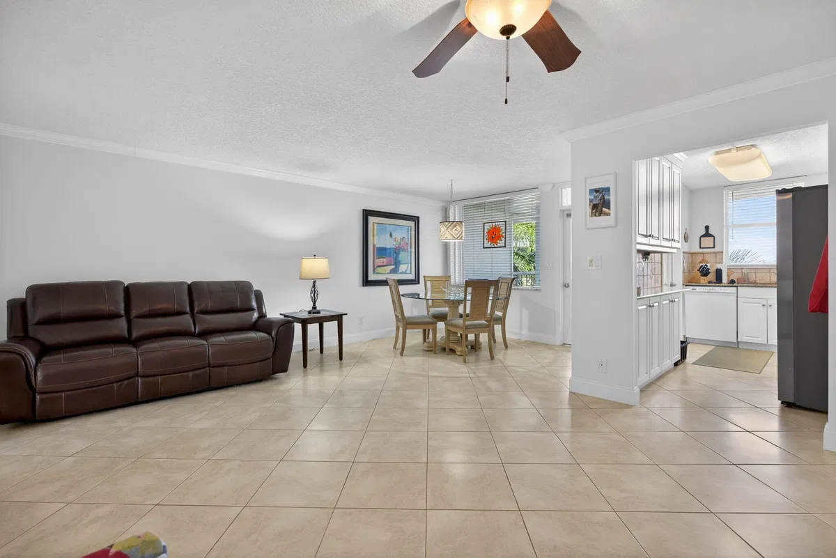 Unit 409 photo 19