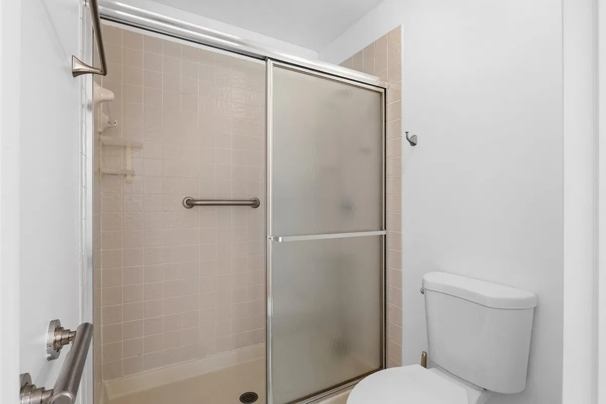 Unit 2511 photo 13