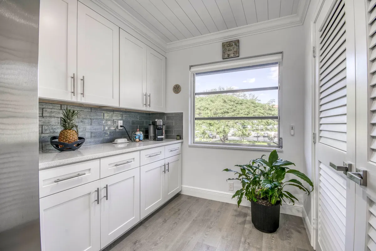 Unit 204 M photo 16
