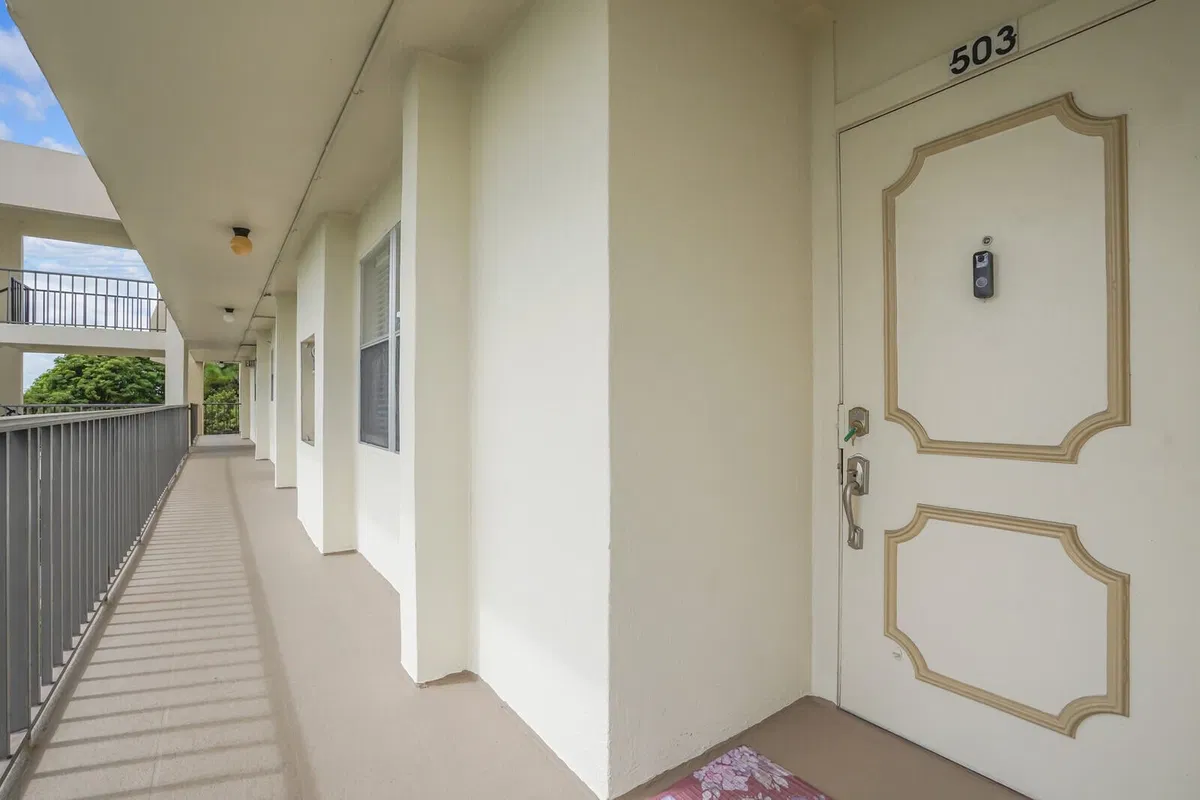Unit 503 photo 4