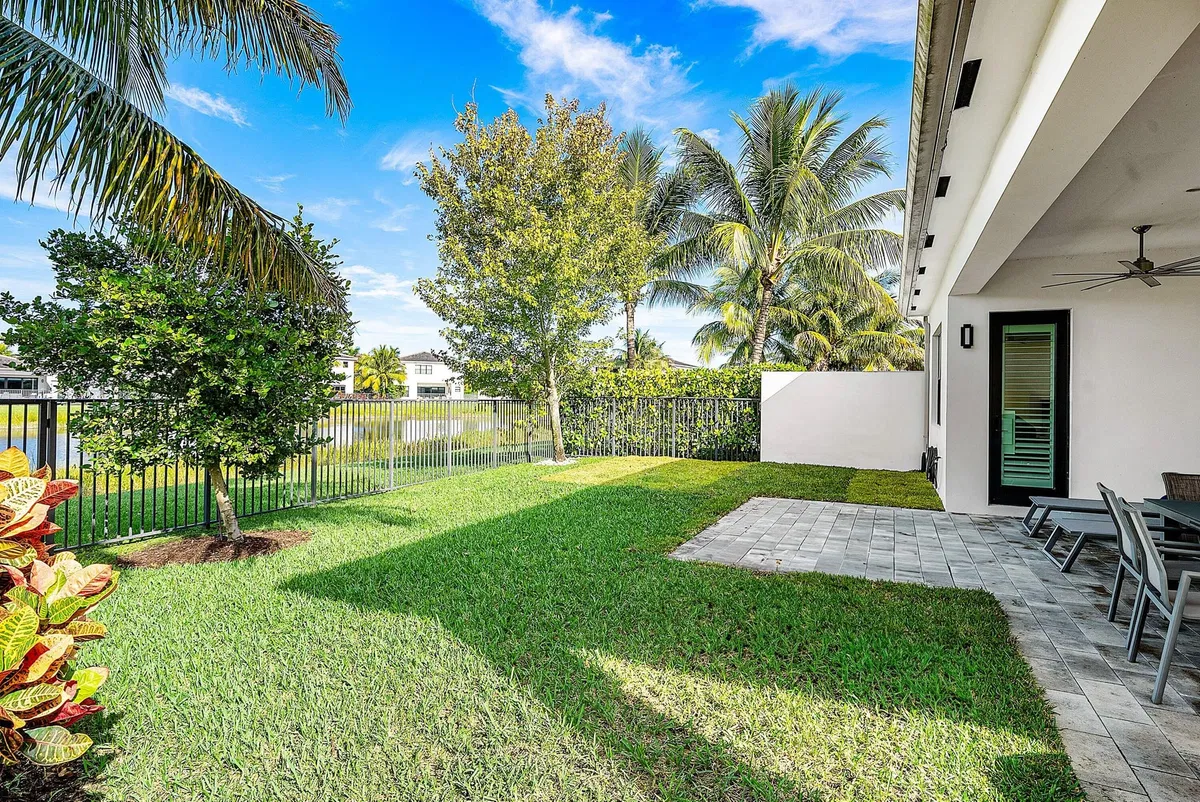 Boca Bridges Residence photo 28