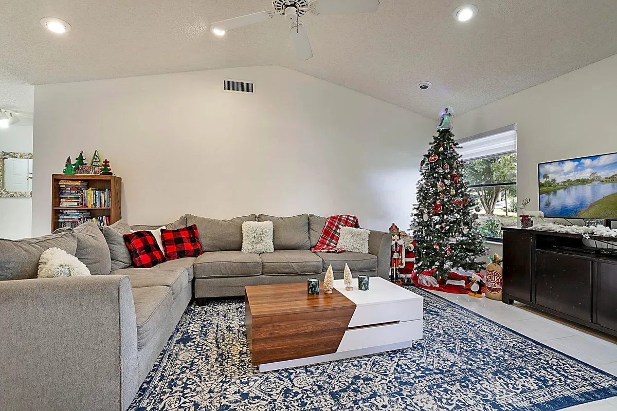 Eastpointe Country Club Residence photo 7
