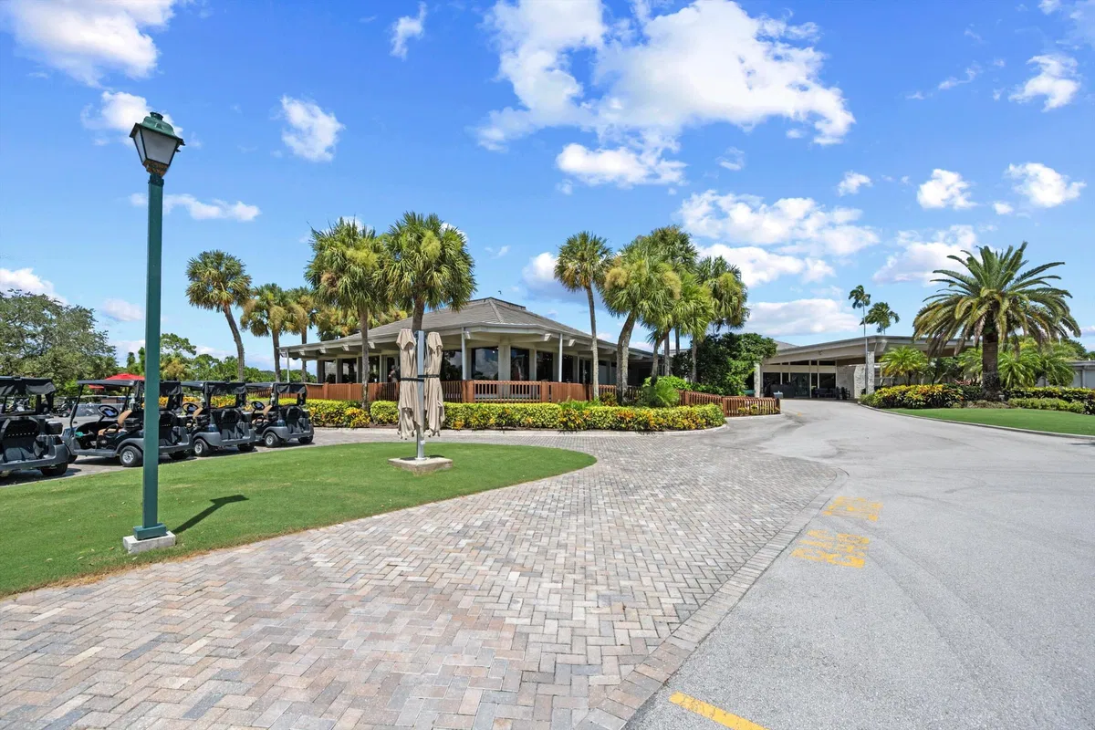Eastpointe Country Club Residence photo 43