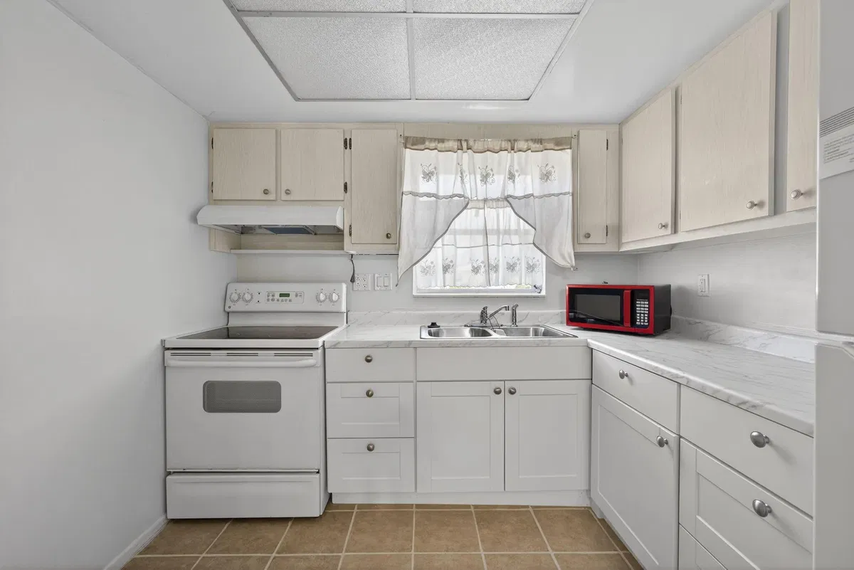 Unit C photo 13