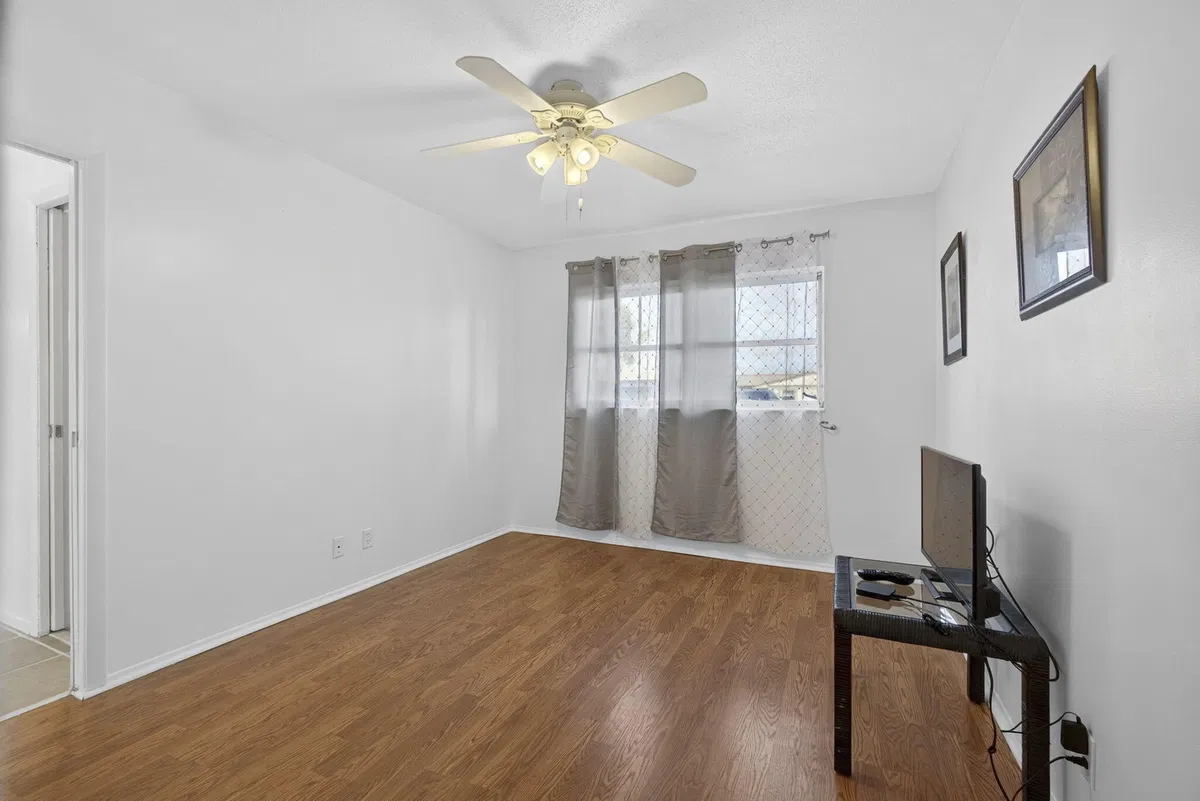 Unit C photo 19