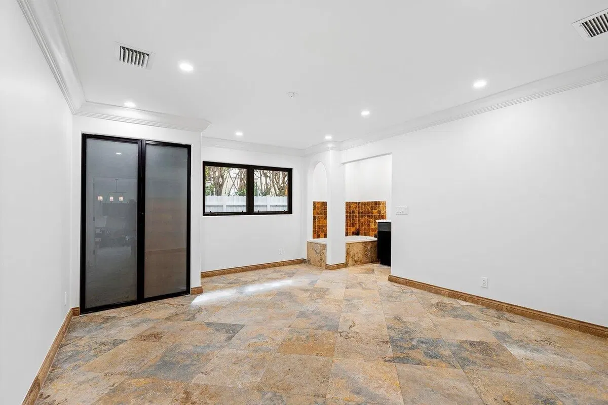 Residence photo 25