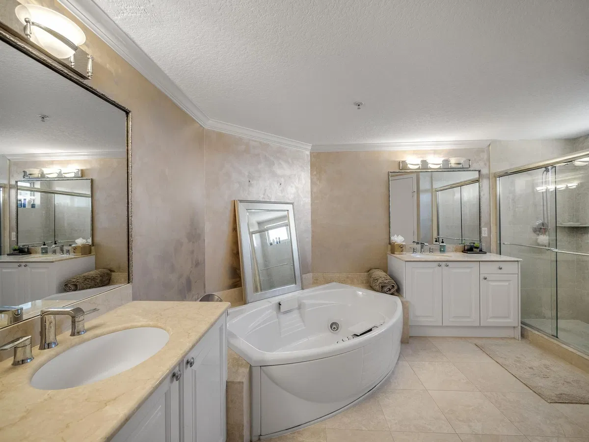Unit 401 photo 19
