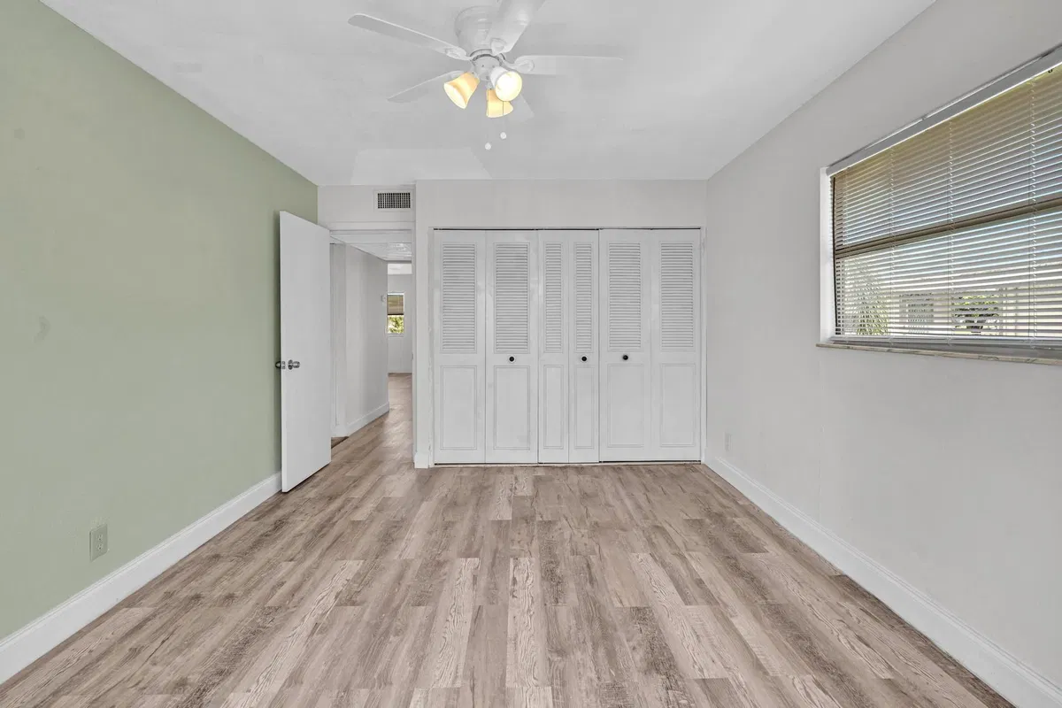 Unit H photo 22