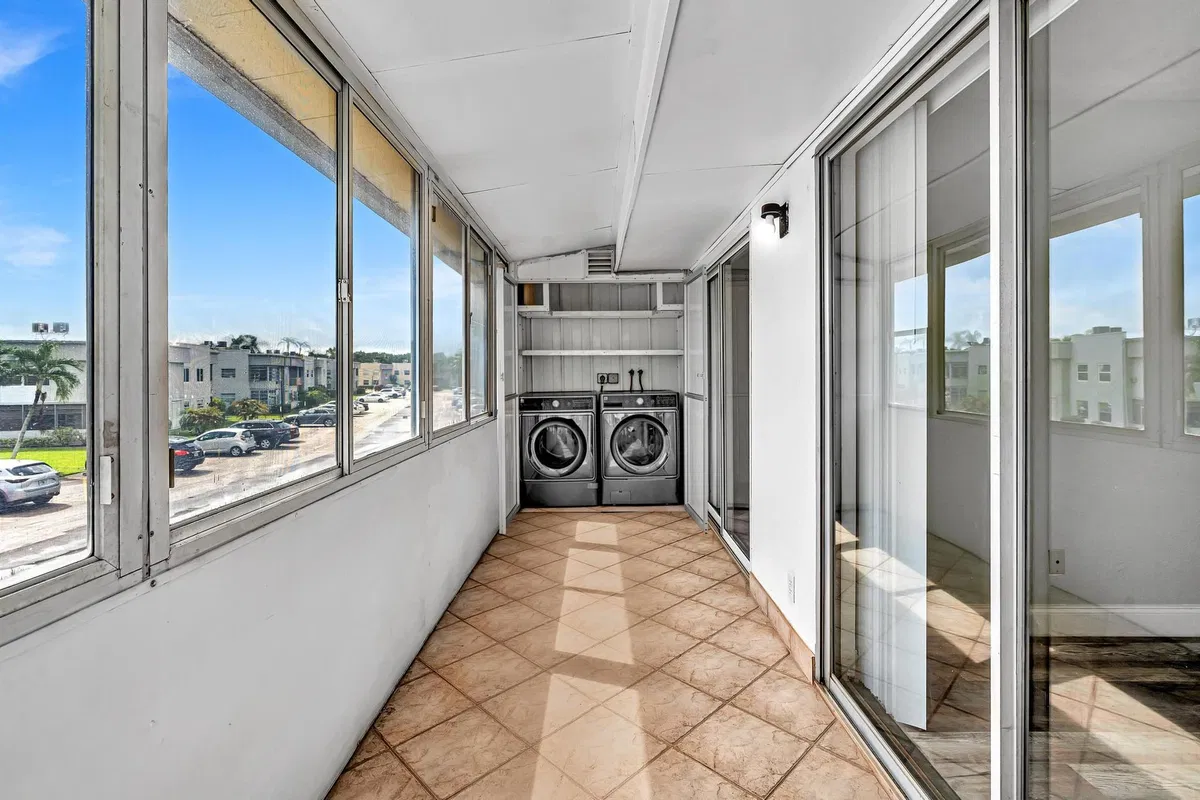 Unit H photo 37