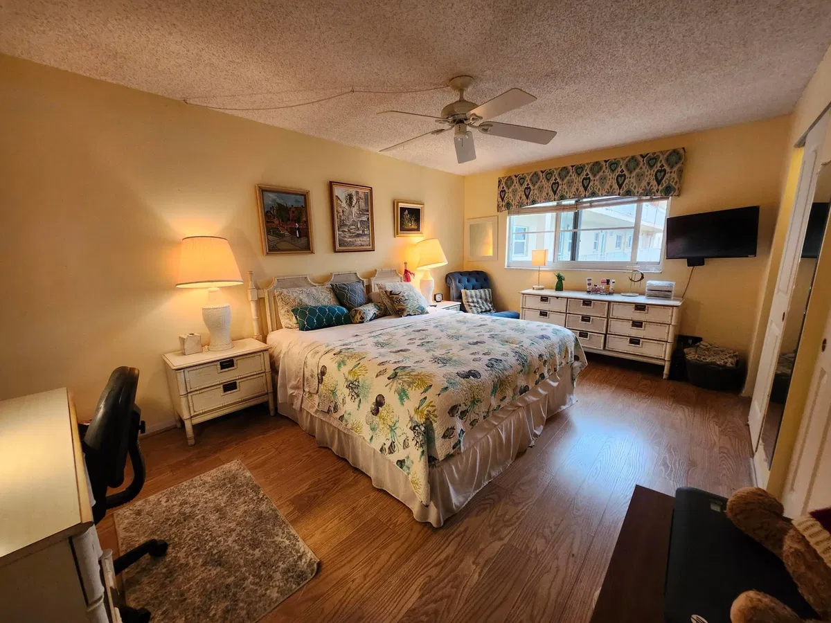 Unit 305 photo 10