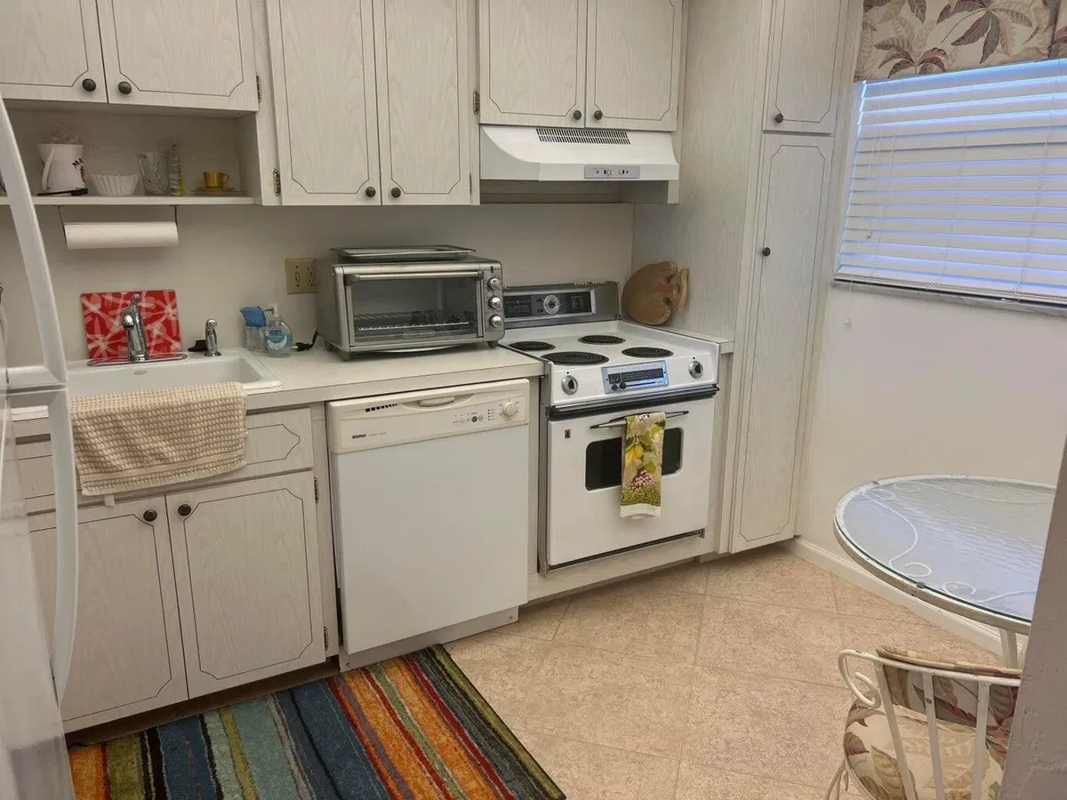Unit 405 photo 7