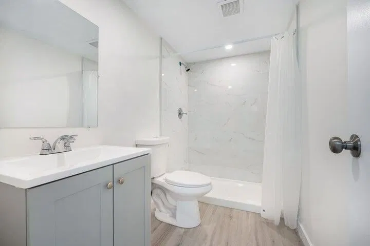 Unit 405 photo 16