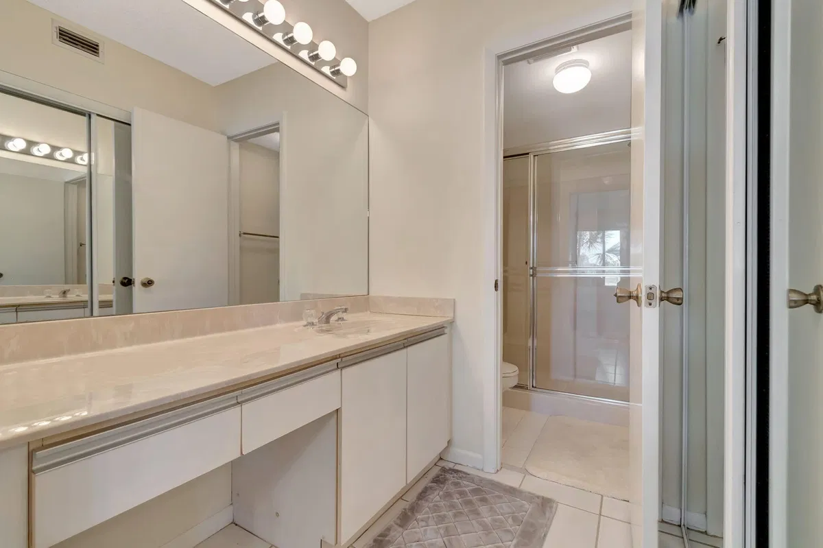 Unit B207 photo 19