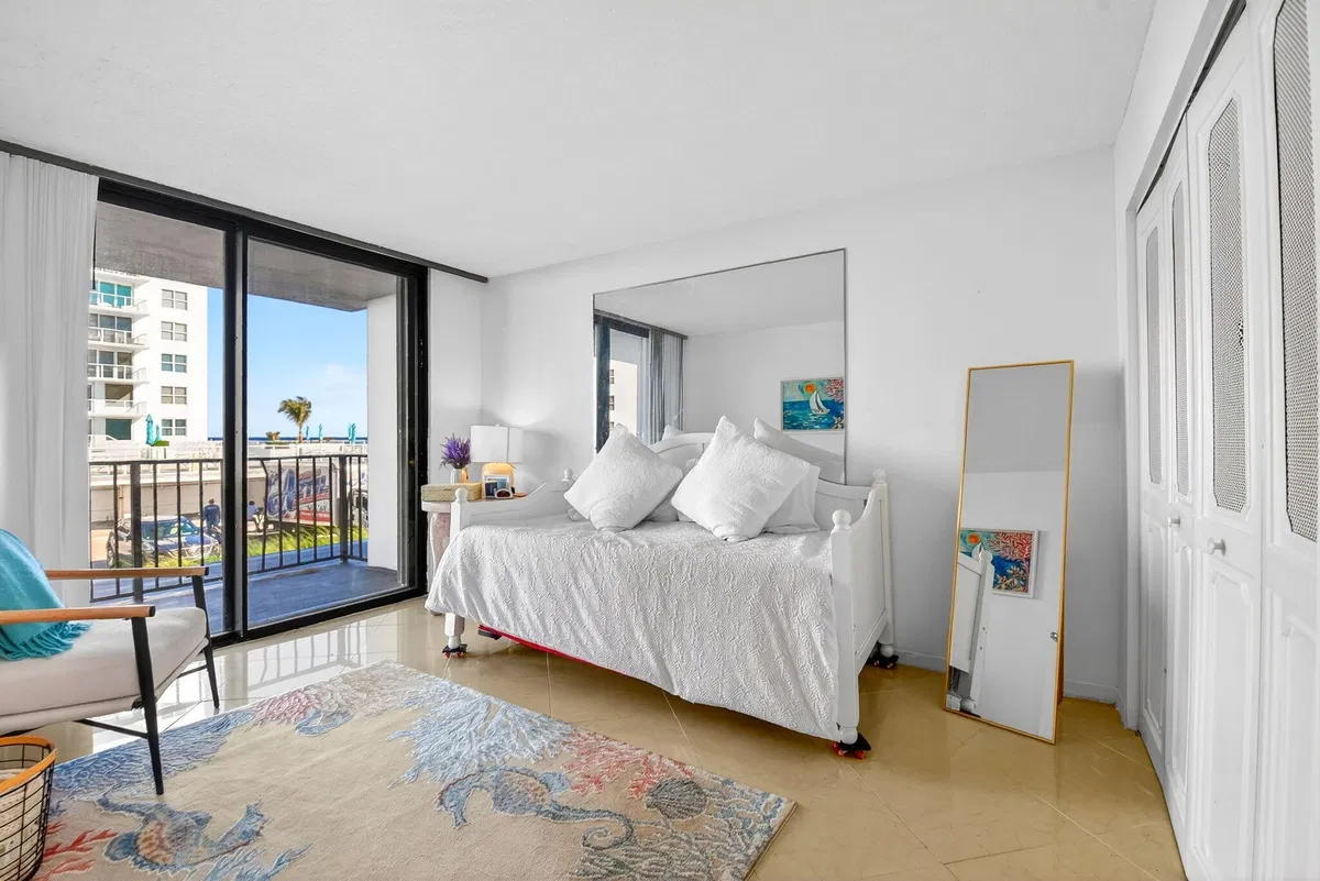  Unit 1040 photo 16