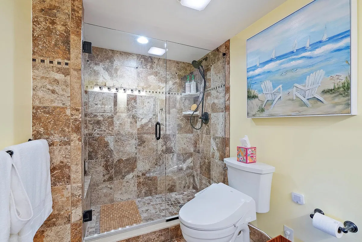 Unit 119 photo 16