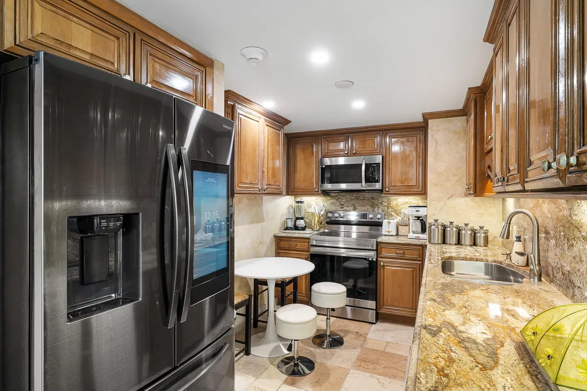 Palm Beach House Unit 605 photo 4