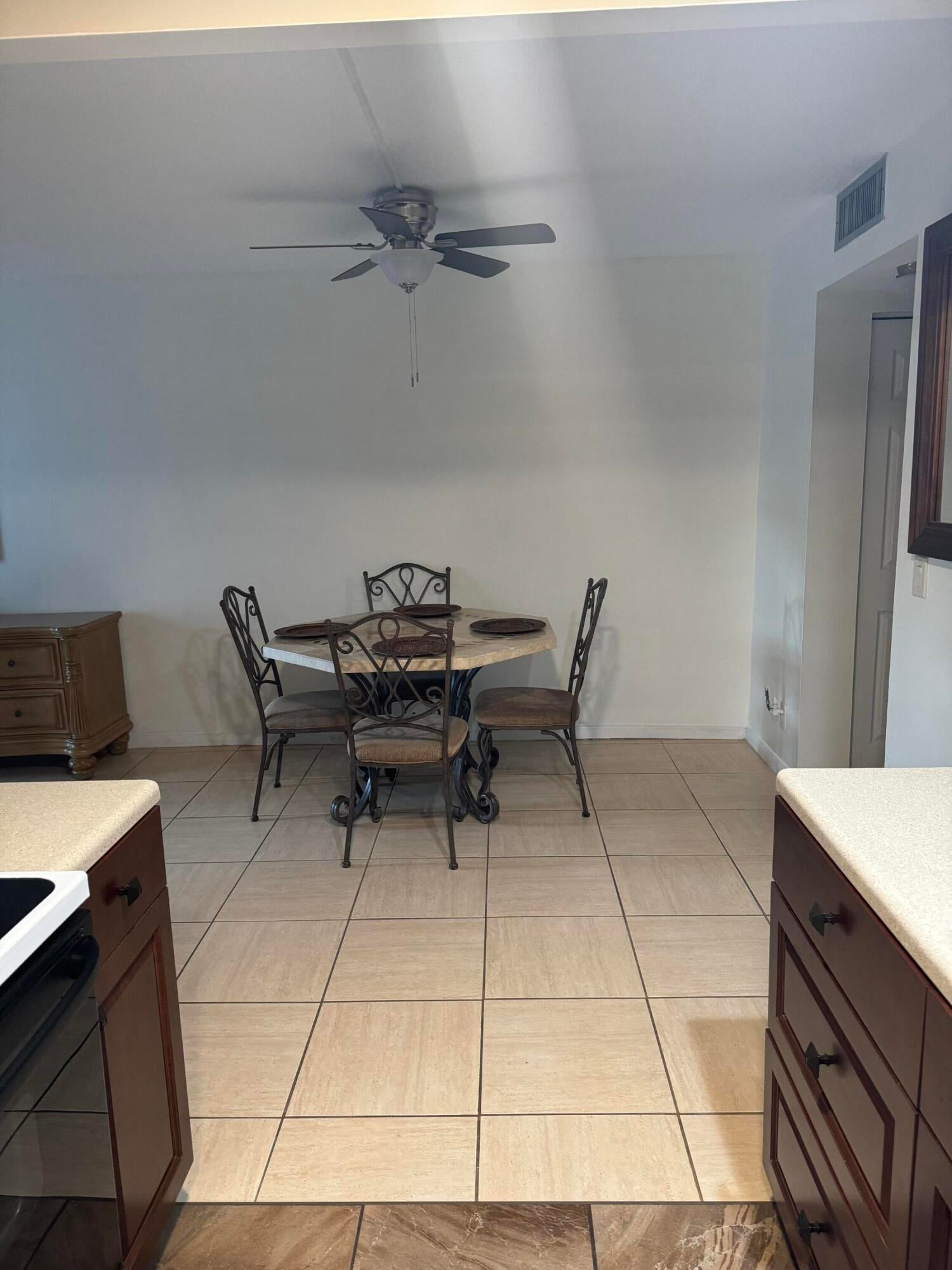 Unit 1011 photo 7
