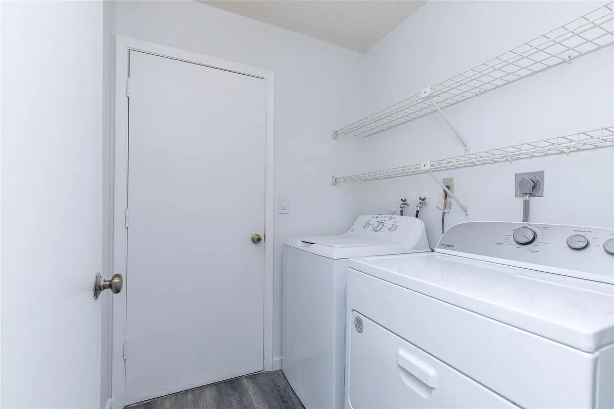  Unit B photo 31